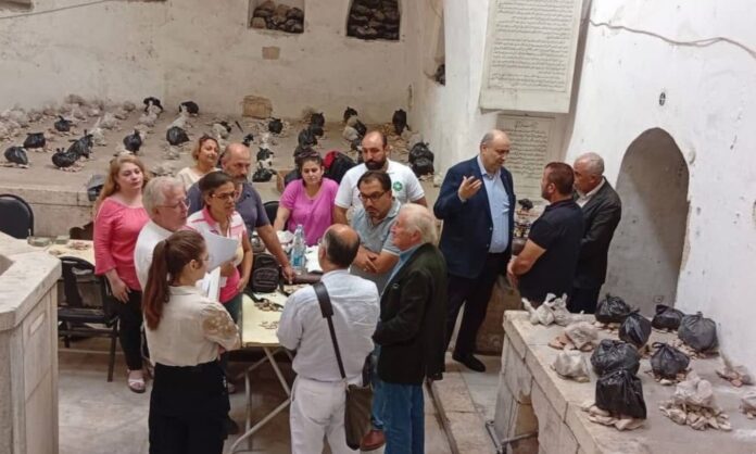 وفد مؤسسة الآغا خان في الحمام الأثري في سلمية